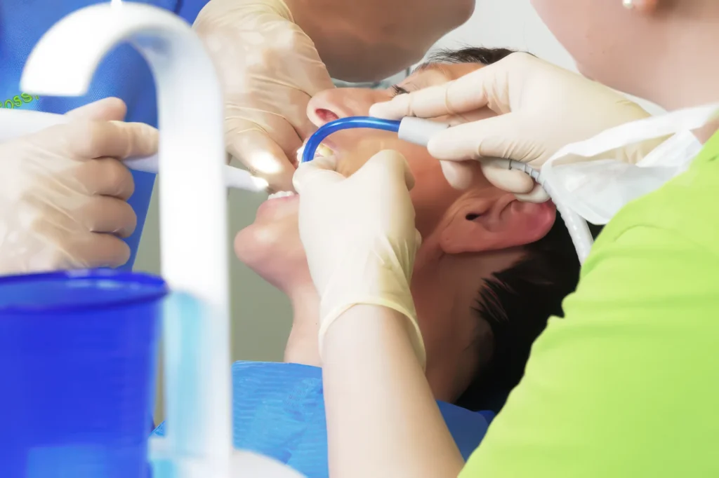 Prophylaxe-Behandlung einer Patientin beim Zahnarzt in Ludwigshafen